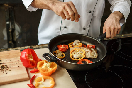 成熟的男人专业厨师做饭室内照片