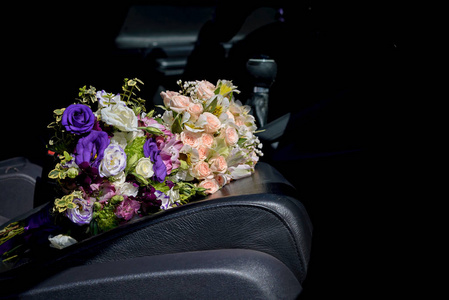 汽车座椅上的婚礼花束