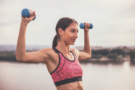 负重锻炼的运动型女人照片