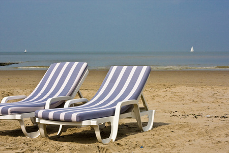 海滩上的蓝色椅子