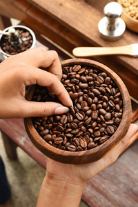 新鲜的咖啡豆放进碗里