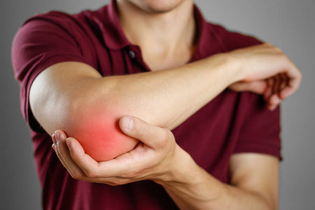 这家伙有肘部疼痛.在我的手臂疼痛.特写镜头.的痛照片