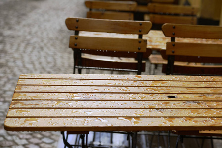 在雨中的空咖啡桌。