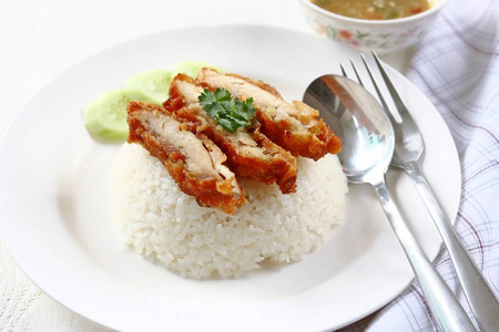 泰国美食炸鸡饭图片