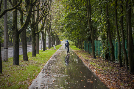 在多雨的秋天天气自行车远足