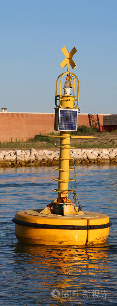 工业黄色浮标信号到船以一个小照片