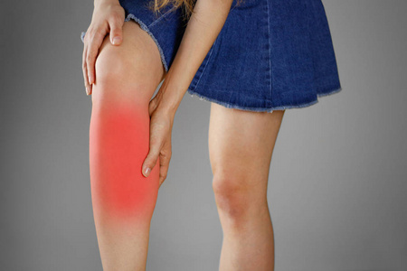 在男子的膝盖疼痛图片