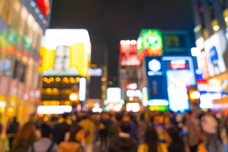 摘要模糊在大阪街市场拥挤的人群