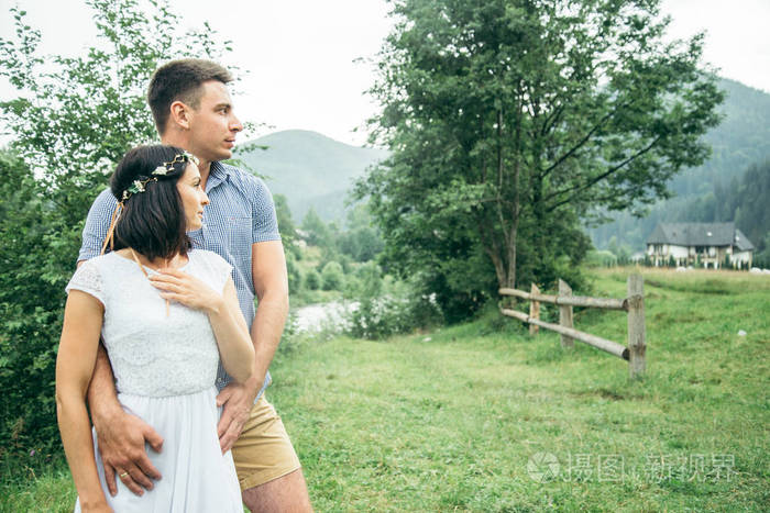 男人拥抱女人用强有力的手