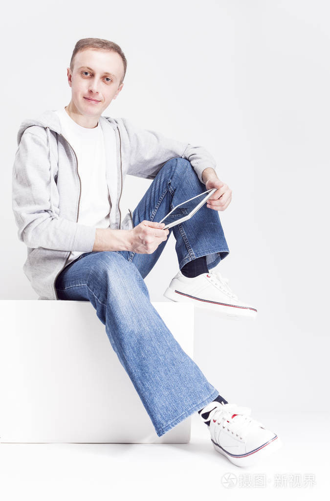 青年的概念.微笑快乐轻松白种人身上的平板电脑坐在工作室框画像