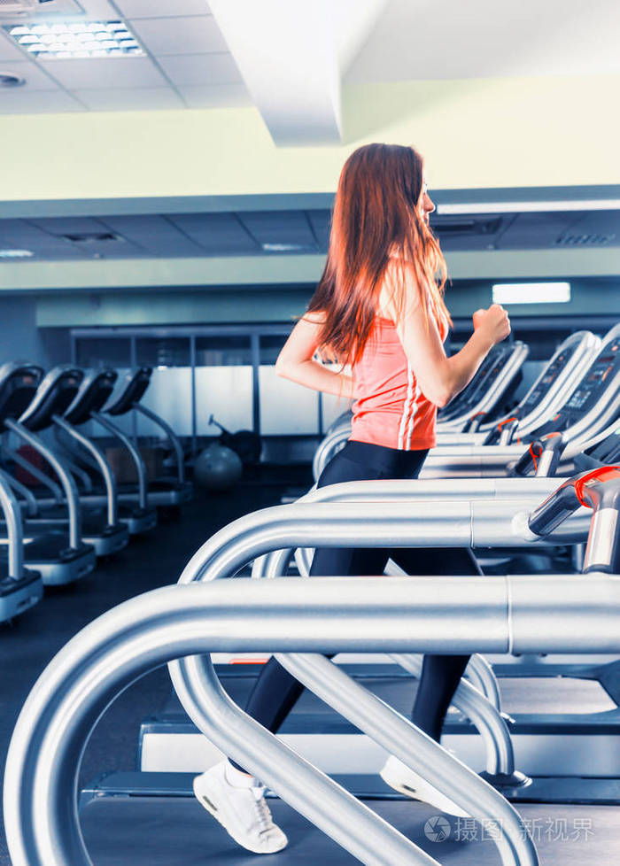 跑步机上的年轻女子