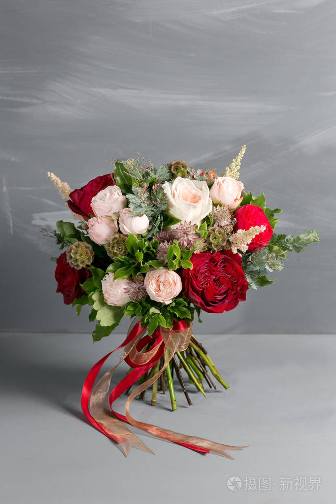 新娘美丽花束,用不同的花卉,在灰色的背景上做成.缤纷的色彩组合花.
