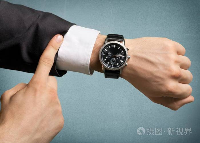 商人指手边的手表