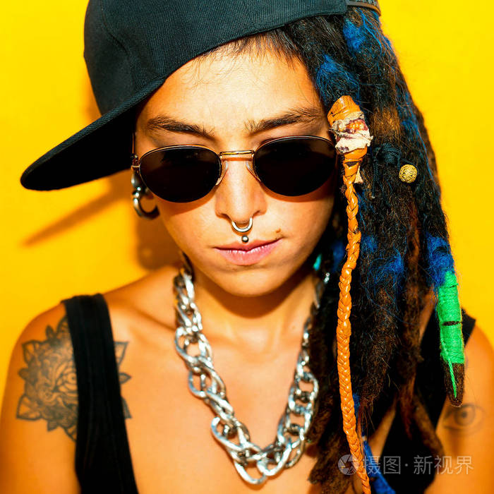 肖像的女孩弗里克.长发绺和纹身.穿孔.城市麦粒肿