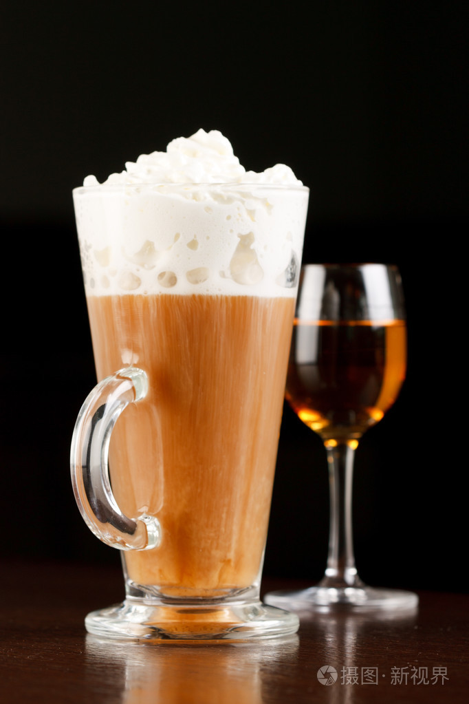 咖啡和红葡萄酒