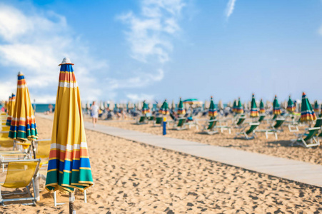放松和太阳伞海滩设置海滩