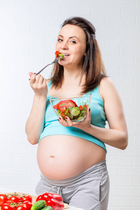 孕妇吃叉美味蔬菜沙拉
