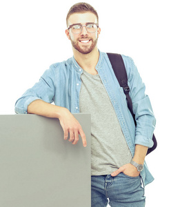 一个微笑的男性学生，拿空白板的肖像
