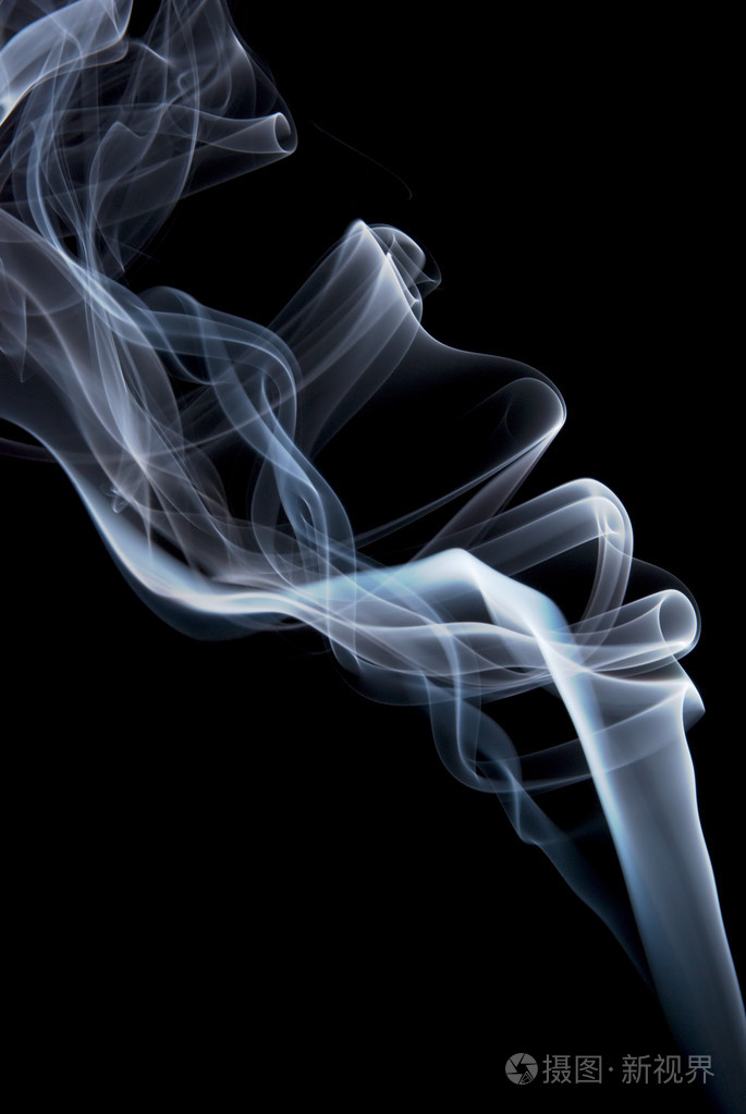 黑色背景下的蓝色烟雾