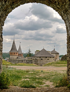 塔的中世纪堡垒查看通过拱的堡垒入口