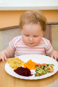 孩子吃蔬菜沙拉