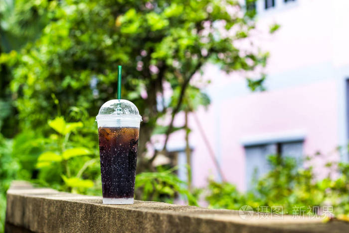 在一杯可口可乐果汁