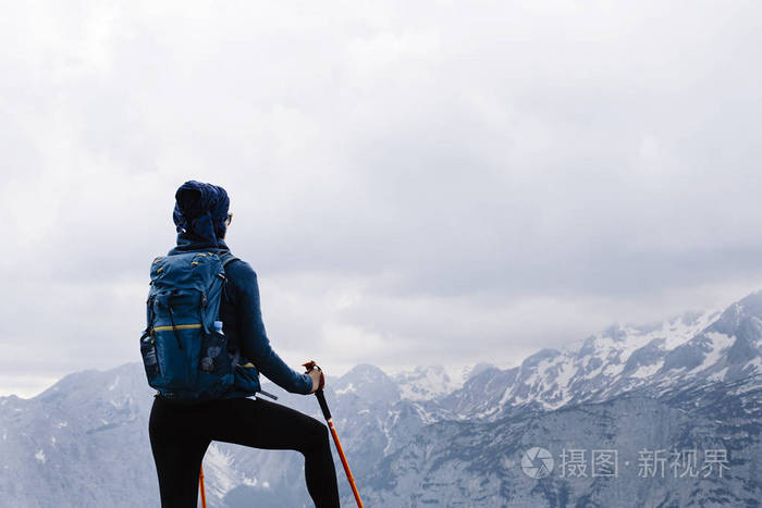 女登山者在山中