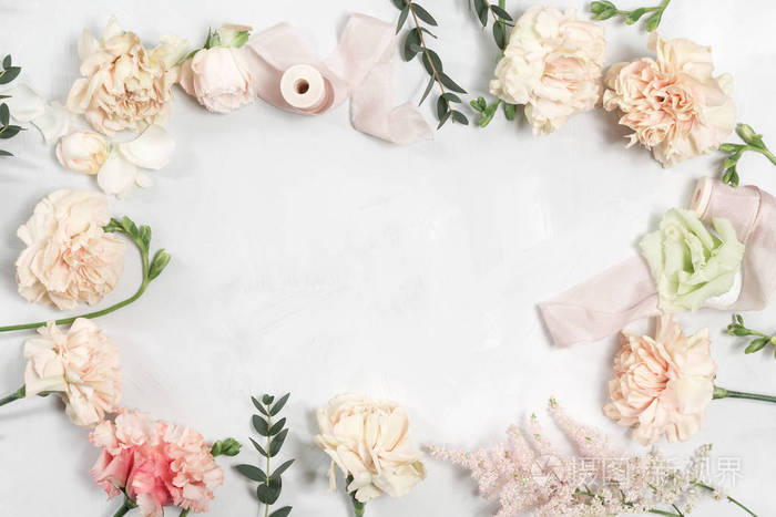 花店工作表与上木制的灰色背景的工具.复制空间