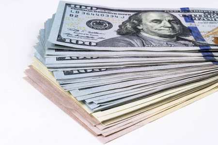 一百美元纸币现金的堆栈.张百元大钞在白色背景上的堆照片