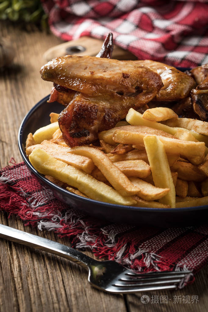 烤的鸡翅配薯条