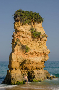 在拉各斯，葡萄牙普拉亚多纳安娜海滩上的岩石