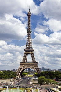 法国巴黎的埃菲尔铁塔在塞纳河南岸