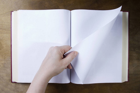 手打开空白目录手翻书的一张空白纸照片