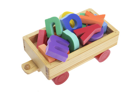 木制玩具购物车上的字母表