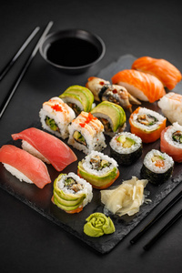 寿司和生鱼片的卷