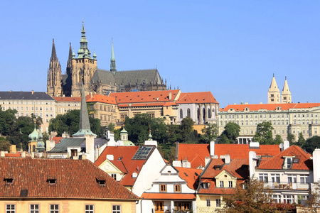 查看在布拉格阳光小镇与哥特式城堡上面河伏尔塔瓦河，捷克共和国
