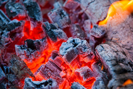 燃烧和灼热木炭与热的火焰,在背景中照片