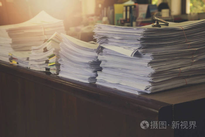 堆未完成的文件在办公室桌上,堆栈的商务用纸,复古效果