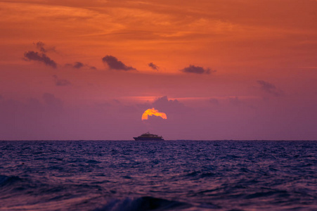 船上海洋在日出或日落时