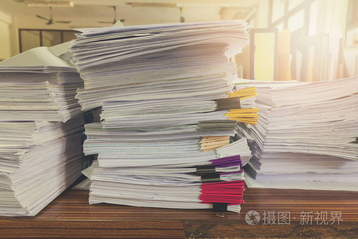 堆未完成的文件在办公室桌上,堆栈的商务用纸,复古效果