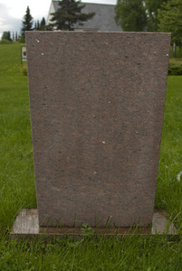 空白墓碑站在一座公墓图片