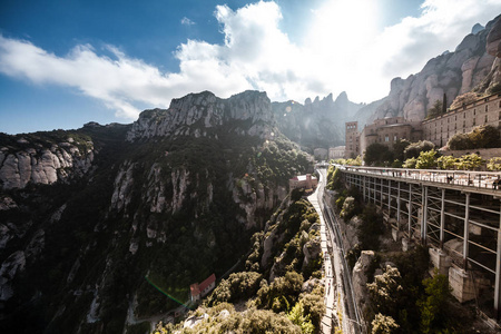 景观建筑与山