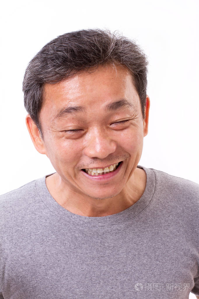 快乐的中年男人微笑着,白色的孤立的背景