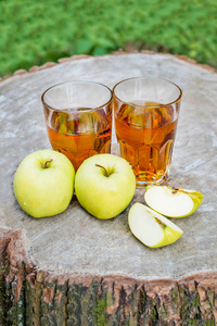鲜榨苹果汁与苹果果实在户外