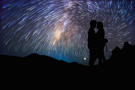 两人剪影两人深情相拥山上的剪影照片
