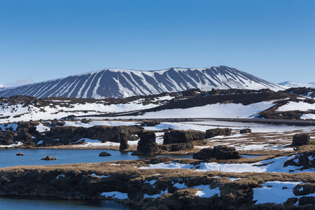 火山山与湛蓝的天空背景