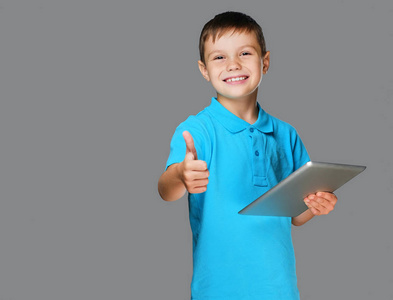 积极的少年男孩拥有平板电脑