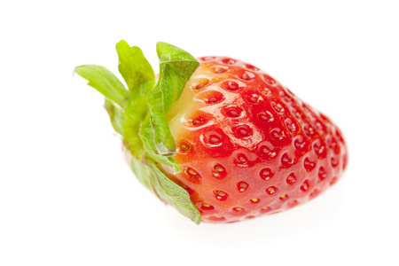 多汁的草莓上白色隔离