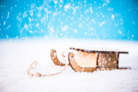 老式木制雪橇在雪中