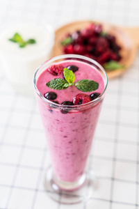 浆果混合与百里香与酸奶果汁混合的浆果照片